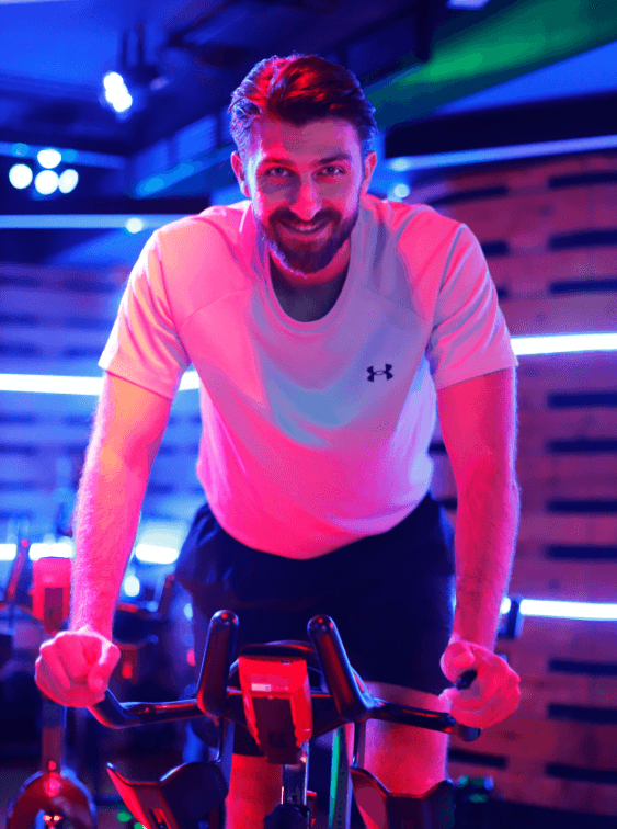 χαμογελαστός άνδρας κάνει ποδήλατο