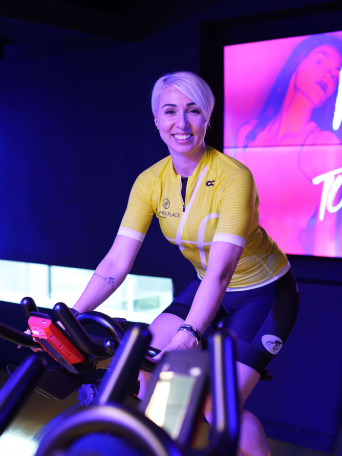 γυναίκα χαμογελαστή που κάνει ποδήλατο